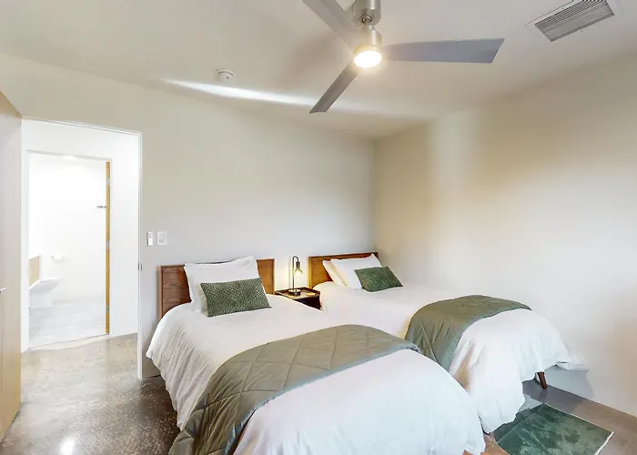The Hideaway - Main House Only Hotel apartamentowy